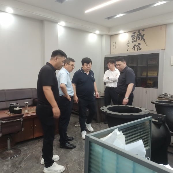 美国客户中国代表来龙尊模具实地考察